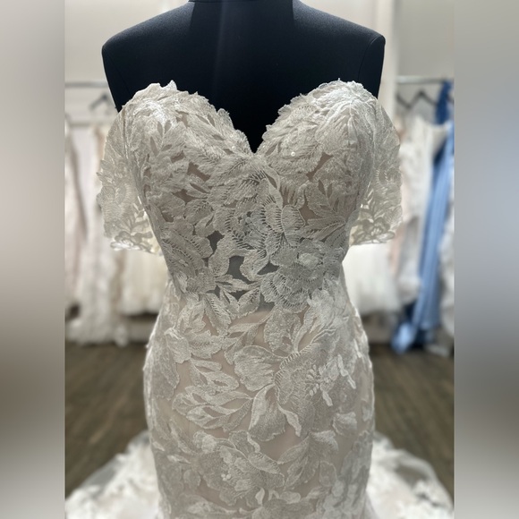 Sophia Tolli Amaya Fit and Flare wedding dress with Detachable sleeves - Picture 3 of 8